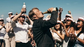 Another Round Review – Mikkelsen και Vinterberg σε κάνουν να θέλεις άλλη μια γύρα!