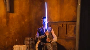 Star Wars: Το αληθινό lightsaber της Disney κάνει το όνειρο πραγματικότητα! (ΒΙΝΤΕΟ)