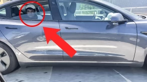 Οδηγός Tesla συνελήφθη επειδή καθόταν στα πίσω καθίσματα (ΕΙΚΟΝΕΣ-ΒΙΝΤΕΟ)