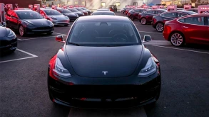 Η Tesla ανακαλεί 300.000 οχήματα...χωρίς να κουνηθούν από τη θέση τους