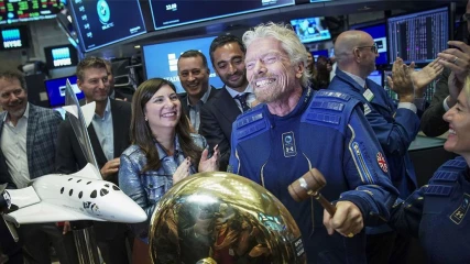 Ο Richard Branson θέλει να προλάβει τον Jeff Bezos και εκτοξεύεται πρώτος στο διάστημα