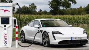 Η Porsche ανακαλεί 43.000 Taycan λόγω απώλειας ισχύος