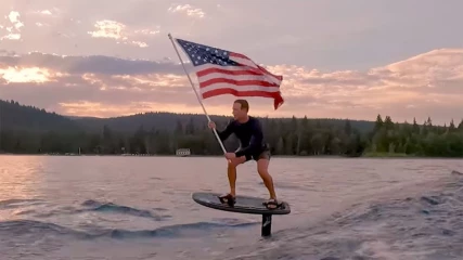 Ο Mark Zuckerberg γιορτάζει την Ημέρα Ανεξαρτησίας των ΗΠΑ με το πιο cringe video