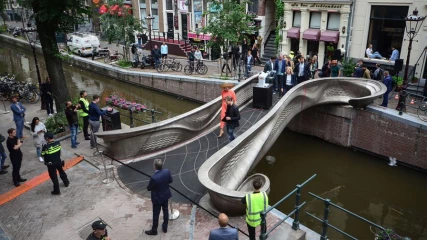 Η πρώτη ατσάλινη 3D-printed γέφυρα του κόσμου βρίσκεται στο Άμστερνταμ (ΕΙΚΟΝΕΣ+ΒΙΝΤΕΟ)