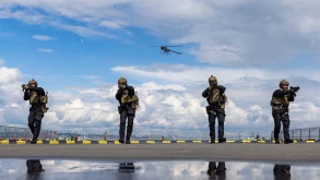 Πεζοναύτες εκπαιδεύονται με σμήνη από drones στον αέρα και στο νερό (ΕΙΚΟΝΕΣ)