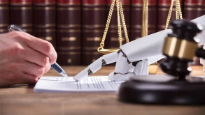 Θα εμπιστευόσασταν ένα ρομποτικό δικηγόρο για την υπεράσπισή σας;