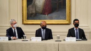 Microsoft και Google υπόσχονται δισεκατομμύρια στον Biden για τη θωράκιση των ΗΠΑ