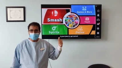 Αυτός ο οδοντίατρος κάνει δωρεάν καθαρισμό... σε όποιον τον νικήσει στο Smash Bros.