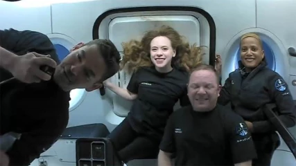 Έτσι περνούν την ώρα τους στο διάστημα οι πρώτοι τουρίστες της SpaceX (BINTEO)