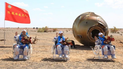 Οι Κινέζοι ταϊκοναύτες επέστρεψαν μετά από 3 μήνες παραμονής στο διάστημα (ΒΙΝΤΕΟ)