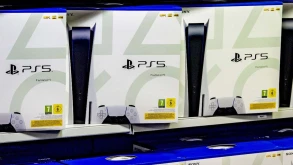 Ούτε ο ηθοποιός του Deathloop δεν έβρισκε PS5 για να παίξει το παιχνίδι του
