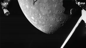 Φωτογραφία του BepiColombo αποκαλύπτει τη σημαδεμένη επιφάνεια του Ερμή (ΕΙΚΟΝΑ)