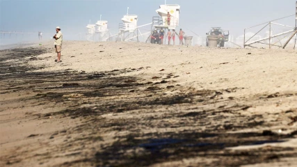 Καταστροφική πετρελαιοκηλίδα ρημάζει τις παραλίες της California