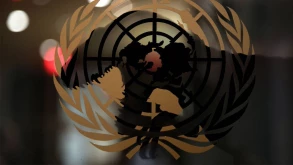 Ένας δεινόσαυρος εισβάλει στα Ηνωμένα Έθνη και παίρνει το λόγο