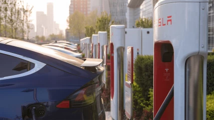 Οι Superchargers της Tesla γίνονται διαθέσιμοι και για άλλα ηλεκτρικά αυτοκίνητα