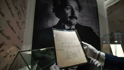Οι χειρόγραφες σημειώσεις του Αϊνστάιν έσπασαν ρεκόρ σε δημοπρασία (ΕΙΚΟΝΕΣ)