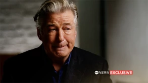 O Alec Baldwin λυγίζει on camera: "Δεν τράβηξα τη σκανδάλη" στο πλατό του Rust