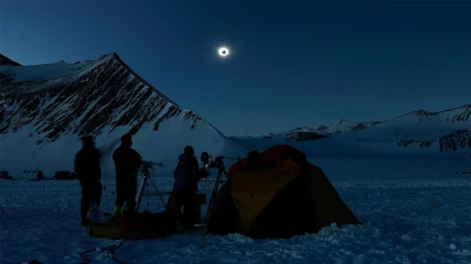 Θαυμάστε την ηλιακή έκλειψη στο παγωμένο τοπίο της Ανταρκτικής (ΕΙΚΟΝΕΣ+ΒΙΝΤΕΟ)