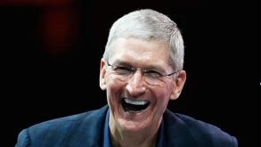 Ο Tim Cook κέρδισε 1.400 φορές το μέσο μισθό ενός εργαζομένου στην Apple το 2021