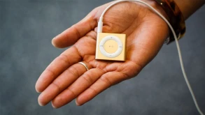 Το iPod Shuffle επιστρέφει στη μόδα...ως τσιμπιδάκι μαλλιών (BINTEO)