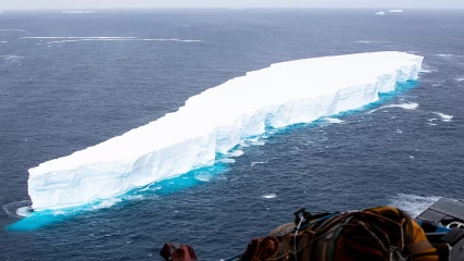Γιγαντιαίο παγόβουνο απελευθέρωσε 152 δισεκατομμύρια τόνους φρέσκου νερού