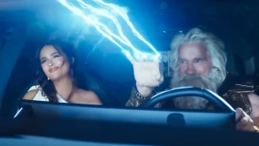 Super Bowl: Δείτε τους Arnold Schwarzenegger και Salma Hayek σε ρόλο Δία και Ήρας