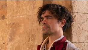 Ο Peter Dinklage θριαμβεύει με την ερμηνεία του στο Cyrano - Review