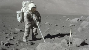 Η NASA ανοίγει ένα από τελευταία δείγματα Σελήνης που είχε αποθηκευτεί σε κενό αέρος (ΕΙΚΟΝΕΣ)