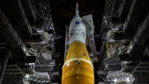 Η NASA αποκάλυψε το θηριώδη πύραυλο που θα πάει στη Σελήνη (ΕΙΚΟΝΕΣ+ΒΙΝΤΕΟ)