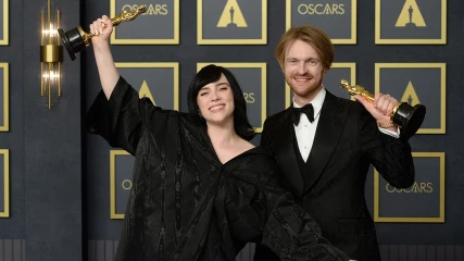 Oscars 2022: Η Billie Eilish κέρδισε το πρώτο της Όσκαρ σε ηλικία μόλις 20 ετών (ΒΙΝΤΕΟ)