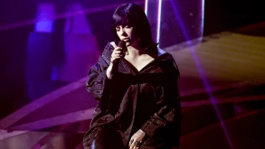 Oscars 2022: Η Billie Eilish ερμηνεύει το οσκαρικό “No Time To Die” και μαγεύει τη σκηνή