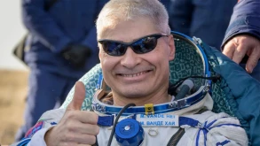 Ο αστροναύτης της NASA επέστρεψε τελικά στη Γη με ρωσική κάψουλα (ΒΙΝΤΕΟ)