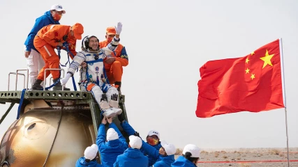 Οι ταϊκοναύτες της Κίνας επέστρεψαν στη Γη μετά από 6 μήνες γράφοντας ιστορία (ΒΙΝΤΕΟ+ΦΩΤΟ)