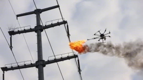 Drones με φλογοβόλα χρησιμοποιούνται για τον καθαρισμό γραμμών ηλεκτρικού ρεύματος (ΕΙΚΟΝΕΣ+ΒΙΝΤΕΟ)
