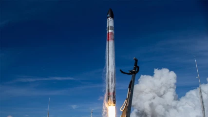Η Rocket Lab κατάφερε να πιάσει έναν πύραυλο με ελικόπτερο (ΕΙΚΟΝΕΣ+ΒΙΝΤΕΟ)
