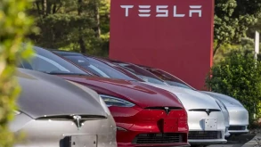 Η Tesla "ανακαλεί" 130.000 οχήματα λόγω υπερθέρμανσης της CPU