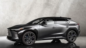Η Toyota μπαίνει δειλά-δειλά στην αγορά των πλήρως ηλεκτρικών αυτοκινήτων