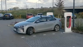 Η Tesla επιτρέπει τη φόρτιση άλλων ηλεκτρικών οχημάτων στους Superchargers