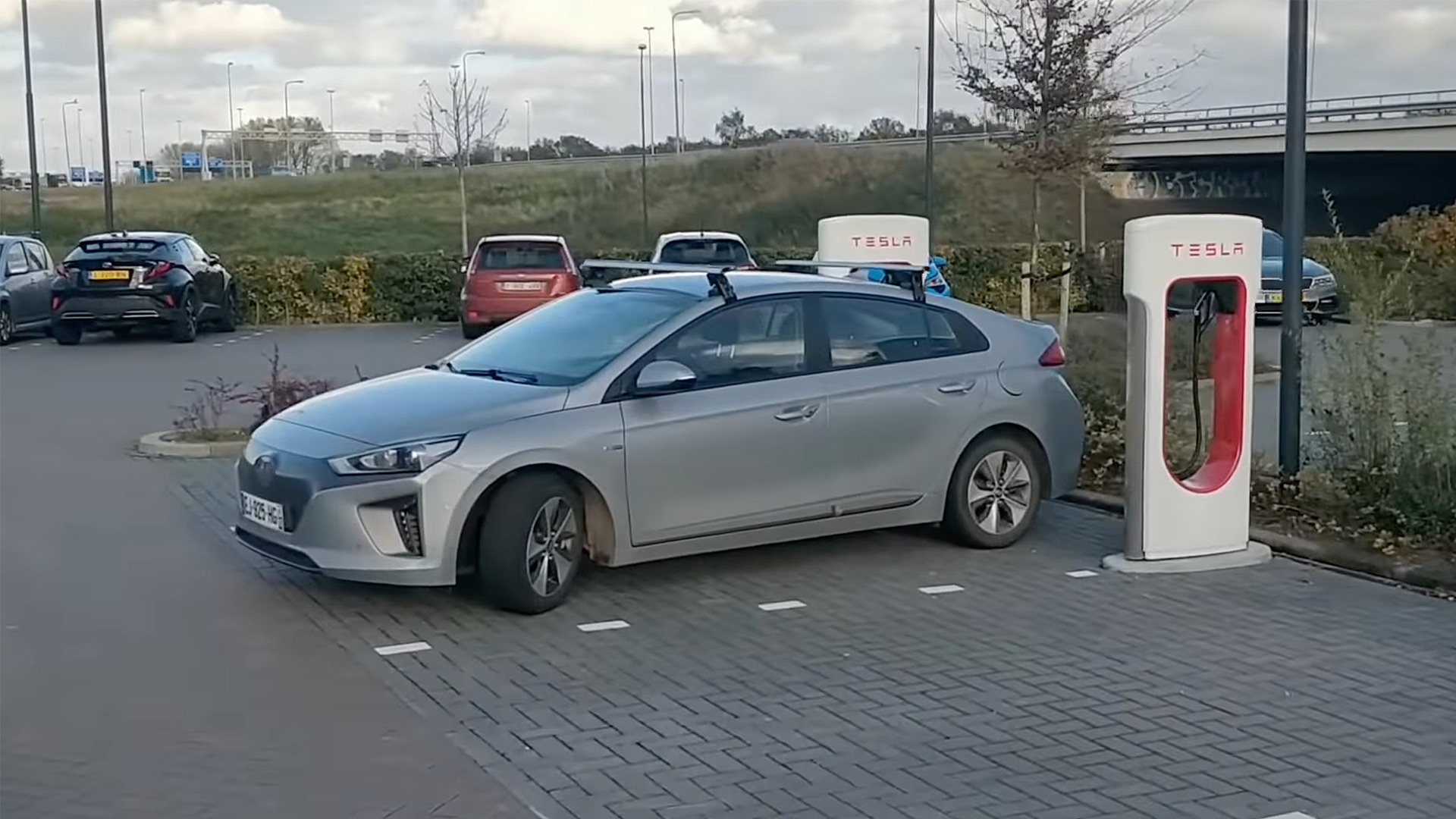 Η Tesla επιτρέπει τη φόρτιση άλλων ηλεκτρικών οχημάτων στους Superchargers