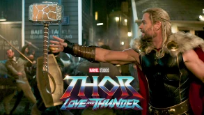 Ο Chris Hemsworth έπαθε "Tom Holland" με το πραγματικό Mjolnir σφυρί του Thor