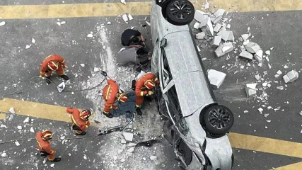 Ηλεκτρικό αυτοκίνητο της NIO πέφτει από το δεύτερο όροφο σκοτώνοντας δύο οδηγούς (ΕΙΚΟΝΕΣ+ΒΙΝΤΕΟ)