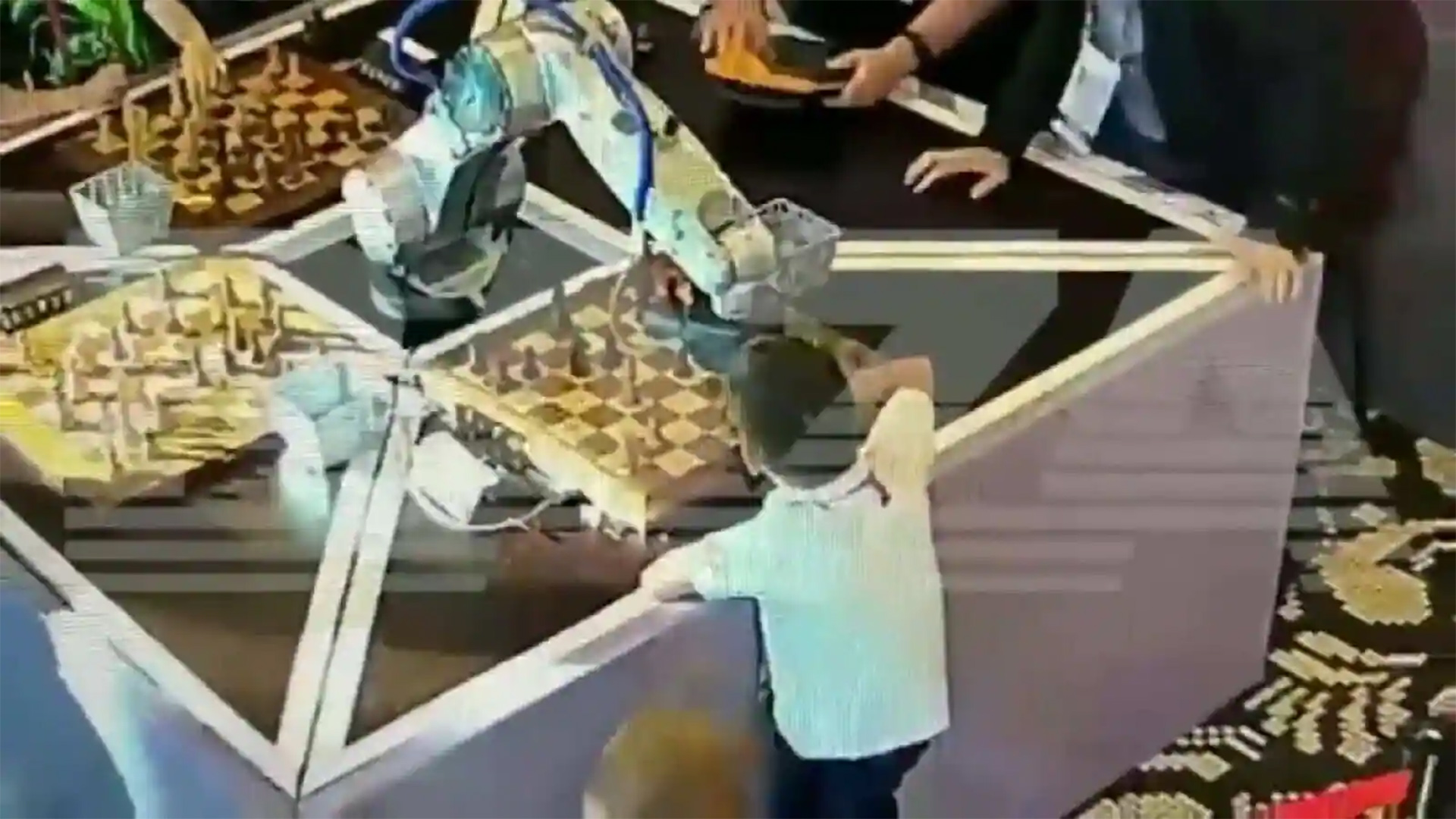 Ρομπότ άρπαξε και έσπασε το δάχτυλο παιδιού σε αγώνα σκακιού (ΒΙΝΤΕΟ)