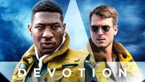 Ο Glen Powell του Top Gun: Maverick είναι ξανά πιλότος μαχητικού στην ταινία Devotion (ΒΙΝΤΕΟ)