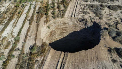 Μυστήριο με τεράστια τρύπα στην Χιλή που ολοένα και μεγαλώνει! (ΦΩΤΟ)