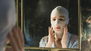 Η Naomi Watts είναι ο απρόσωπος εφιάλτης του θρίλερ Goodnight Mommy - Δείτε το trailer