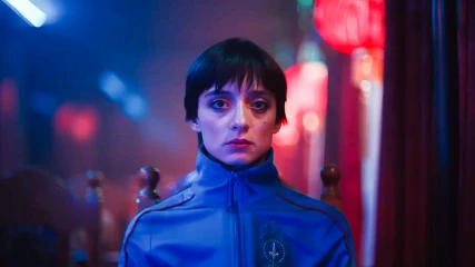 H νέα σειρά του Nicolas Winding-Refn έρχεται στο Netflix λουσμένη σε neon φωτισμούς (BINTEO)