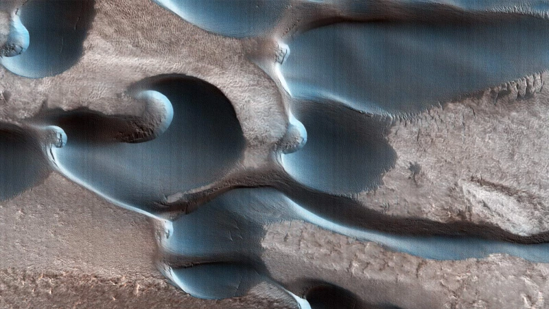 Μαγευτικές εικόνες από τους αμμόλοφους του Άρη