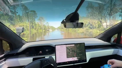Tesla Model X: Κινείται ως βάρκα κατά τη διάρκεια του τυφώνα Ian (ΒΙΝΤΕΟ)