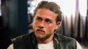 Επιστρέφει ο Jax Teller του Sons of Anarchy; Ο Charlie Hunnam χαμογελά πονηρά (ΒΙΝΤΕΟ)