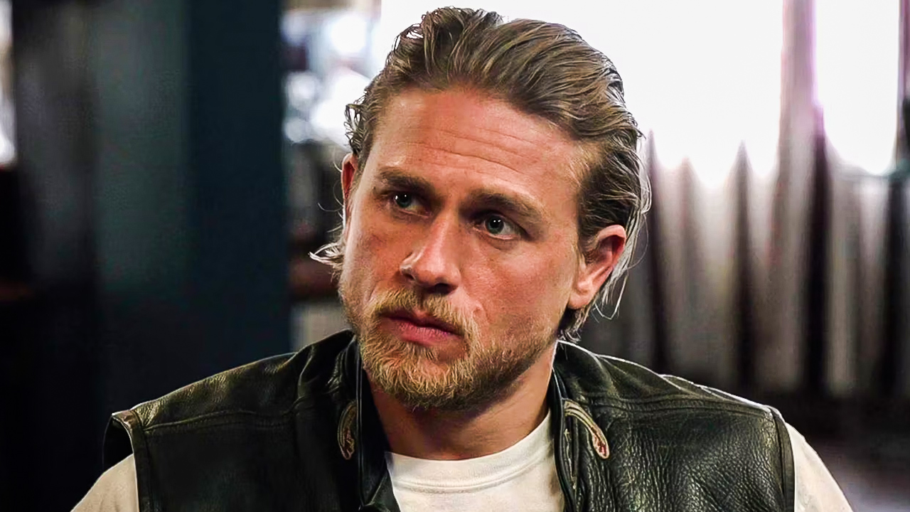 Επιστρέφει ο Jax Teller του Sons of Anarchy; Ο Charlie Hunnam χαμογελά πονηρά (ΒΙΝΤΕΟ)